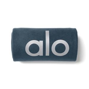 ALO Grounded No Slip Towel - Brand New in Eclipse